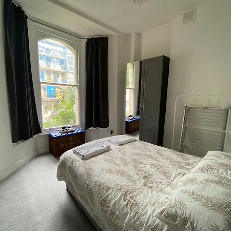 Bustling Western Apartment London Exterior photo