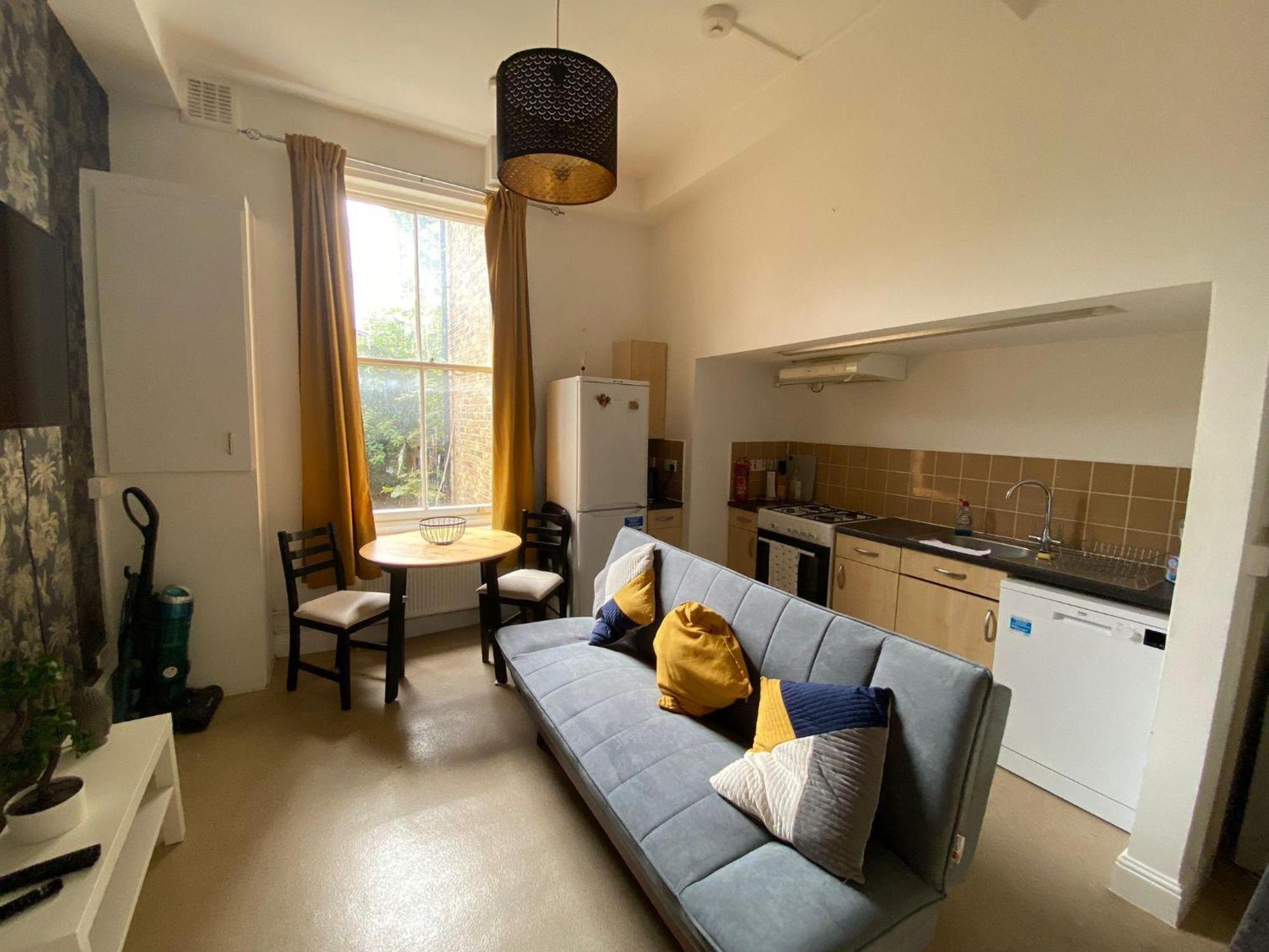 Bustling Western Apartment London Exterior photo